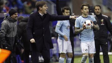 El técnico argentino del Celta de Vigo, Eduardo Berizzo (i), durante el encuentro correspondiente a la vuelta de las semifinales de la Copa del Rey, que han disputado esta noche frente al Alavés en el estadio de Mendizorroza, en Vitora.