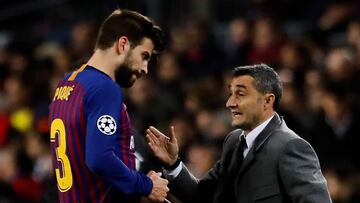 Piqu&eacute; escucha a Valverde durante un partido.