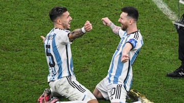 Leandro Paredes (izq) y Lionel Messi (der) festejan el triunfo en penaltis sobre Francia para coronarse Campeones del Mundo.