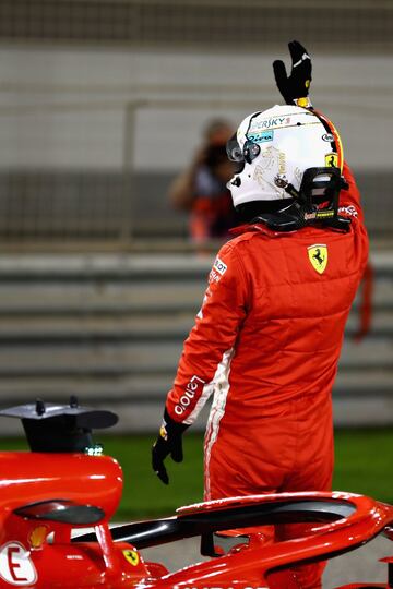 Sebastian Vettel tras bajarse de su monoplaza una vez conseguida la pole en el Gran Premio de Bahréin.