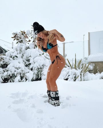 La 'influencer' deportiva cumplió con su tradición y posó en bikini sobre una gruesa capa de nieve.