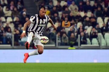 Juventus' midfielder from Chile Arturo Vidal controls the ball  during the Serie A football match Juventus vs Sassuolo at "Juventus Stadium" in Turin on March 09, 2015. AFP PHOTO / GIUSEPPE CACACE