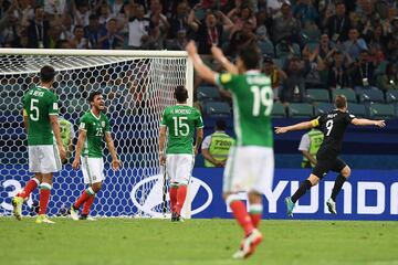 Chris Wood celebra el gol ante el enojo de los mexicanos.