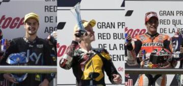 Los primeros ganadores de las tres categorías del Mundial fueron Romano Fenat en Moto3, Tito Rabat en Moto2 y Marc Márquez en MotoGP.