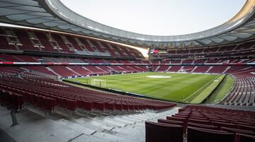 Una de las imágenes del año fue ver el Wanda Metropolitano vacío, sin ninguna actividad en los meses en los que estuvo parado el fútbol. El Atlético no fue ajeno a todo lo sucedido y se cerraron las tiendas, cesó el Tour por el estadio, se paró todo... El club perdió unos 115 millones de euros por la pandemia y los jugadores vieron recortados sus salarios como una de las medidas para poder seguir adelante en condiciones competitivas.