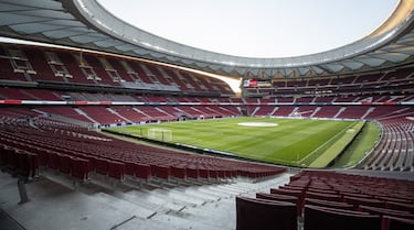 Una de las imágenes del año fue ver el Wanda Metropolitano vacío, sin ninguna actividad en los meses en los que estuvo parado el fútbol. El Atlético no fue ajeno a todo lo sucedido y se cerraron las tiendas, cesó el Tour por el estadio, se paró todo... El club perdió unos 115 millones de euros por la pandemia y los jugadores vieron recortados sus salarios como una de las medidas para poder seguir adelante en condiciones competitivas.