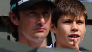 El hermano de Carlos Alcaraz, Jaime, junto con el entrenador del número 1, Juan Carlos Ferrero (Photo by Adrian DENNIS / AFP).