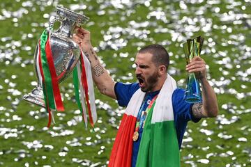 Leonardo Bonucci con el trofeo de la Eurocopa.