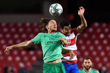 Luka Modric (L) vies with Ismail Koybasi.