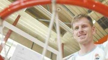 <b>POR CARTA. </b>Así comunicó el Real Madrid de Pedro Ferrándiz en 1971 a Jim Larrañaga (sin la ñ en EEUU) su interés por ficharle. La carta la guardaba su mujer, Liz, y la ha recuperado su hijo Jay tras firmar por el club blanco.