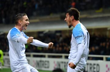 BERGAMO, ITALY - NOVEMBER 05: Eljif Elmas of SSC Napoli celebrates goal with teammate Piotr Zielinski of SSC Napoli (L) during the Serie A match between Atalanta BC and SSC Napoli at Gewiss Stadium on November 5, 2022 in Bergamo, Italy. (Photo by Chris Ricco/Getty Images)