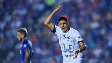Guillermo Martínez festeja su gol en contra de Cruz Azul.