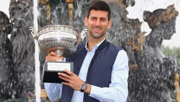 Novak Djokovic posa con el trofeo de Roland Garros en la Plaza de la Concordia.