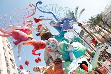 Las fallas visten las calles de Alicante. 