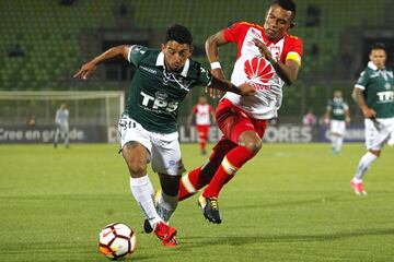 El jugador de Santiago Wanderers Adrian Cuadra, izquierda , disputa el balon con Juan David Valencia de Independiente de Santa Fe durante el partido de ida de la tercera fase de la Copa Libertadores en el estadio Elias Figueroa de Valparaiso, Chile.