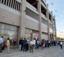 Colas y ambiente en el Calderón en la previa de la Supercopa