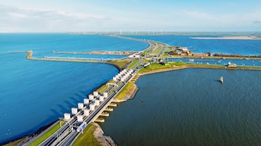 Su nombre en neerlandés significa literalmente "dique de cierre". Se llama así porque su función principal fue cerrar la entrada del antiguo mar interior Zuiderzee, separándolo del Mar del Norte.