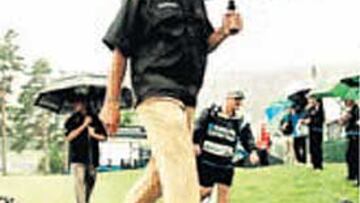 <b>MOJADO. </b>Lara se protege de la lluvia.