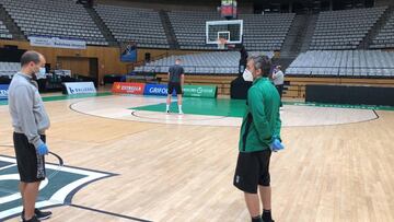 Carles Durán observando la sesión de entrenamiento de su equipo en el Olimpic de Badalona.