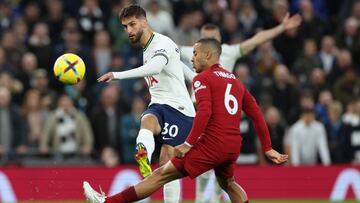 London (United Kingdom), 06/11/2022.- Tottenham's Rodrigo Bentancur (L) in action against Liverpool's Thiago Alcantara (R) during the English Premier League soccer match between Tottenham Hotspur and Liverpool FC in London, Britain, 06 November 2022. (Reino Unido, Londres) EFE/EPA/ISABEL INFANTES EDITORIAL USE ONLY. No use with unauthorized audio, video, data, fixture lists, club/league logos or 'live' services. Online in-match use limited to 120 images, no video emulation. No use in betting, games or single club/league/player publications
