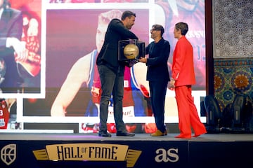 Marc Gasol recibe el galardón de manos de Elisa Aguilar, presidenta de la Federación Española de Baloncesto y Vicente Jiménez, Director del Diario AS.