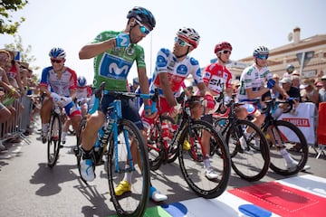 Los ciclistas esperan para empezar la tercera etapa de la Vuelta.