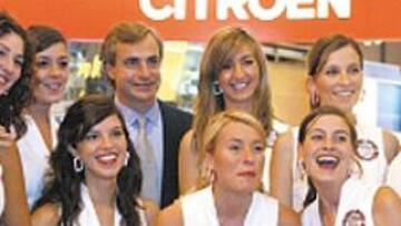 BIEN ACOMPAÑADO. Sainz disfrutó en el Salón de Madrid.