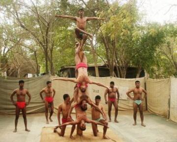 Mallakhamba es un deporte tradicional indio en el que el gimnasta realiza ejercicios, acrobacias, equilibrios... y todo sin bajarse de un poste de madera. 