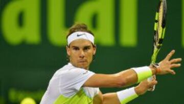 Rafael Nadal devuelve una bola a Pablo Carreño durante el partido de entre ambos tenistas en el torneo de Doha.