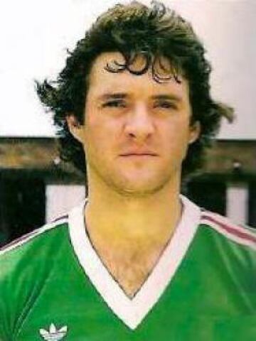 Debutó con la Selección Mexicana con 17 años, 3 meses y 19 días en un duelo amistoso ante Italia en 1984.