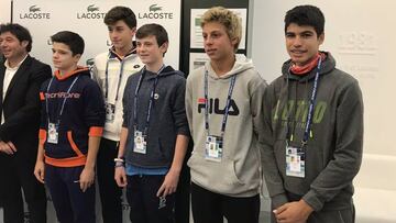 Los tenistas Carlos Alcaraz (primero por la derecha) y Luca Nardi (tercero por la izquierda) posan antes del Masters U14 en las Nitto ATP Finals de Londres de 2017.
