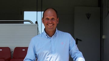 Jos&eacute; Alberto posa junto al escudo del Mirand&eacute;s en Anduva.