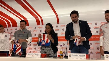 Chivas ya luce los colores de Caliente en el pecho