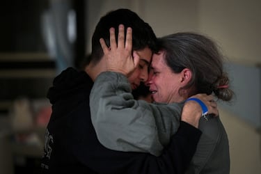 Sharon Avigdori, quien fue secuestrada por hombres armados de Hamás durante el ataque del 7 de octubre contra Israel, abraza a su hijo Omer poco después de ser liberado el 25 de noviembre, en un lugar desconocido.