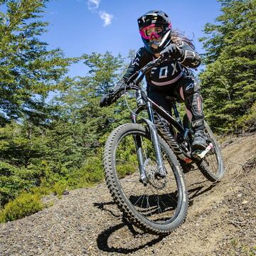 Es una luchadora. En 2006, la corredora de mountain bike tuvo una caída en su bicicleta que estuvo cerca de matarla, mientras entrenaba en Canadá: sufrió una fractura de fémur, daño neurológico y quedó inconsciente. Pasó dos meses en coma. Cuando despertó no podía comer, caminar ni hablar. Superó aquello y dos nuevos accidentes graves para agigantar su leyenda.