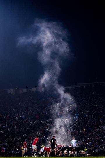 Los 'The British & Irish Lions' y los 'Maori All Blacks' disputando un partido de rugby en el estadio de Rotorua, en Nueva Zelanda. En la fotografía se puede apreciar como el calor del cuerpo de los jugadores desprende un humo. 
