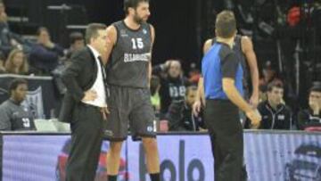 Álex Mumbrú junto a Pueyo.