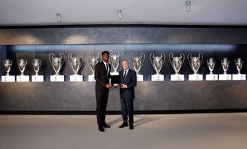 Florentino P¨¦rez regala a Aur¨¦lien Tchouam¨¦ni una copia en miniatura del nuevo estadio Santiago Bernab¨¦u.