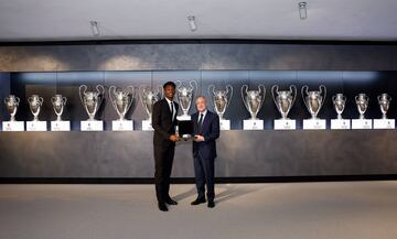 Florentino Pérez regala a Aurélien Tchouaméni una copia en miniatura del nuevo estadio Santiago Bernabéu.