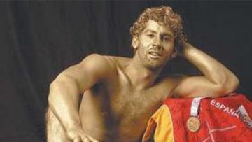 <b>ORGULLOSO. </b>Juanín García posa en su domicilio de León con la camiseta de la Selección española que firmaron todos sus compañeros tras ganar el Mundial.