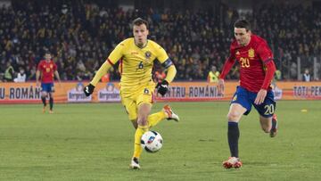 Chiriches (Rumanía) y Aduriz en el último amistoso de la selección española.