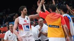 Pau Gasol es felicitado por todos sus compa&ntilde;eros.