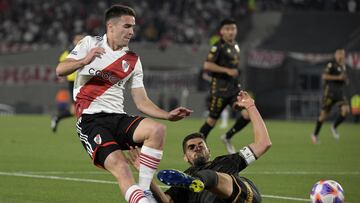 River Plate's midfielder Agustin Palavecino (L) vies for the ball with Platense's defender Gaston Suso during their Argentine Professional Football League match at the Monumental stadium in Buenos Aires, on October 12, 2022. (Photo by JUAN MABROMATA / AFP)