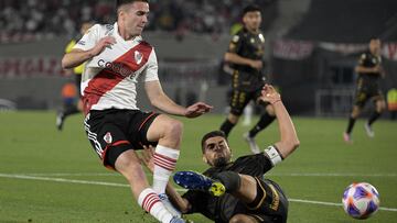 River Plate's midfielder Agustin Palavecino (L) vies for the ball with Platense's defender Gaston Suso during their Argentine Professional Football League match at the Monumental stadium in Buenos Aires, on October 12, 2022. (Photo by JUAN MABROMATA / AFP)