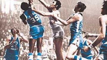 <b>COLOSOS. </b>Bob McAdoo intenta taponar un gancho de  Cliffor Luyk.