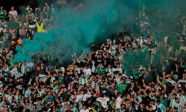 Aficionados béticos animan a su equipo durante el entrenamiento celebrado este sábado en el estadio de La Cartuja de cara al partido que disputarán mañana frente al Sevilla. 