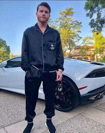 El campeón de peso medio del CMB tiene un gran gusto por los coches de lujo, entre ellos un lamborghini y una camioneta Porsche.