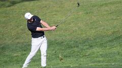 Alex Noren golpea la bola durante la primera jornada del Farmers Insurance Open en el Torrey Pines Municipal Golf North Course de San Diego, California.