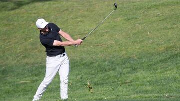 Alex Noren golpea la bola durante la primera jornada del Farmers Insurance Open en el Torrey Pines Municipal Golf North Course de San Diego, California.