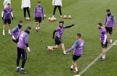 Benzema absent from training and will miss Deportivo game